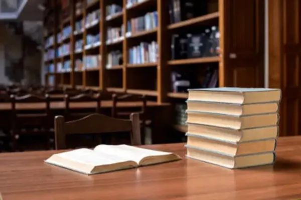 166945212 piles de livres dans le hall de la bibliotheque faible profondeur de champ 600x400.webp